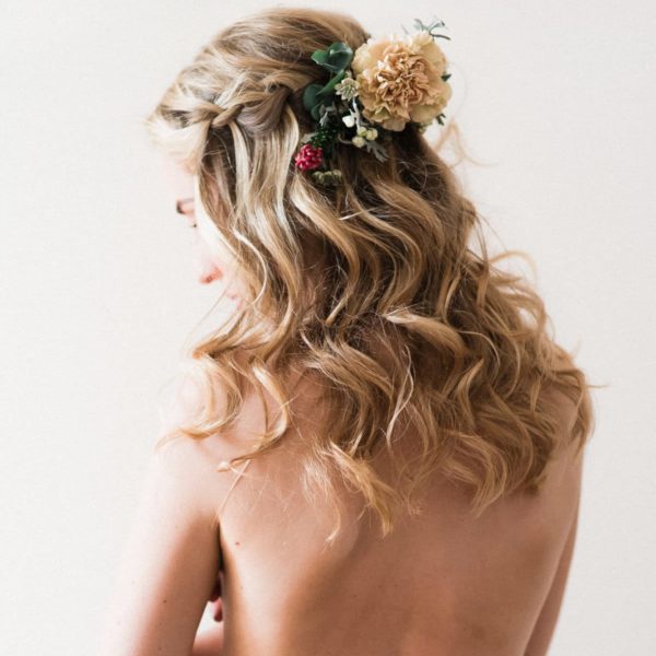 détails fleurs dans les cheveux photographié par julien Boyer photographe de mariage professionnel en gironde