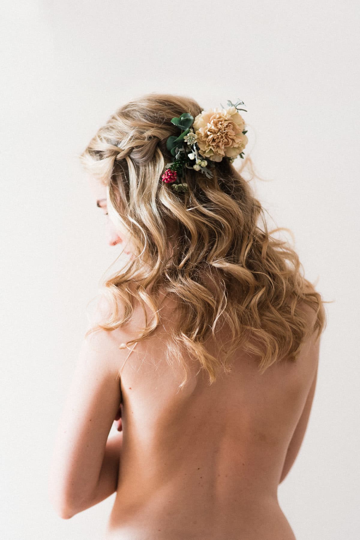 détails fleurs dans les cheveux photographié par julien Boyer photographe de mariage professionnel en gironde