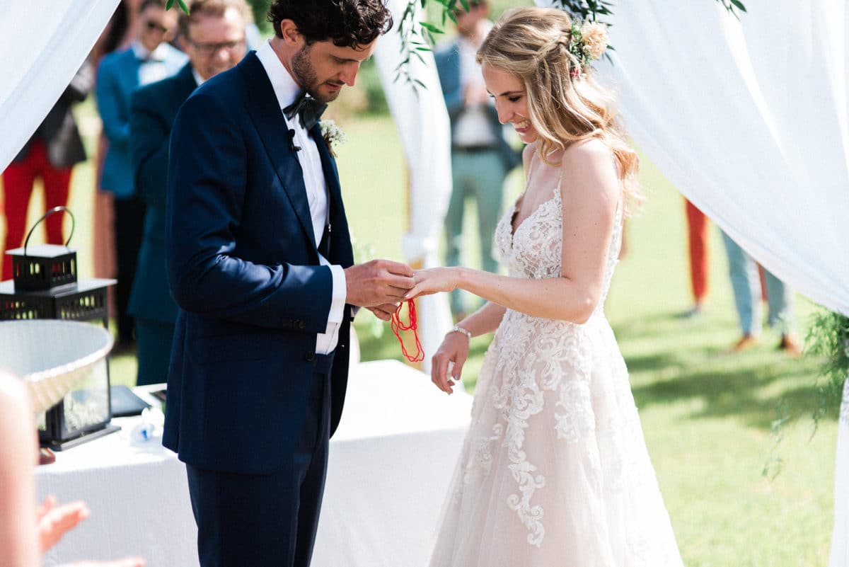 anneau au doigt lors d'une ceremonie laique par pixaile photography photographe de mariage professionnel