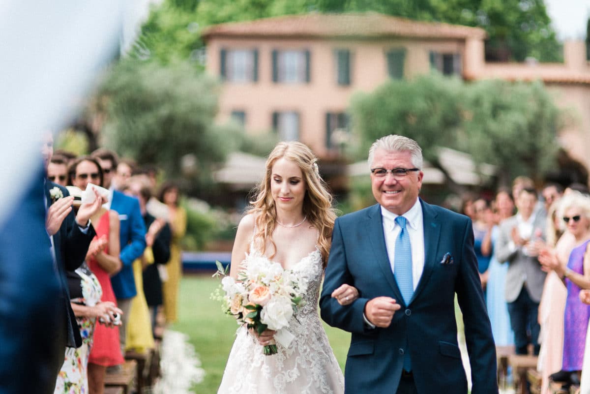 arrivee de la mariée au domaine de galoupet cérémonie Laique par pixaile photography photographe fine art