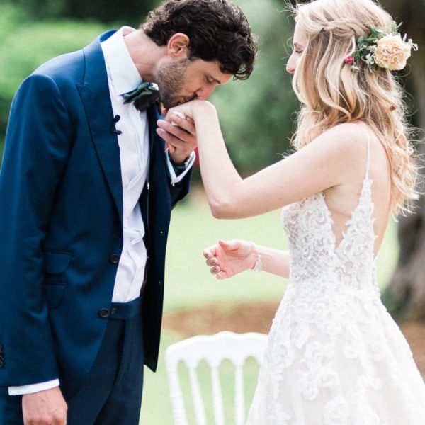 julien boyer photographe fine art de mariage baiser de mains au domaine de Galoupet sur une cérémonie laique