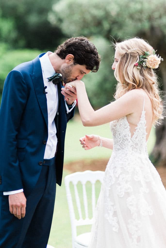 julien boyer photographe fine art de mariage baiser de mains au domaine de Galoupet sur une cérémonie laique