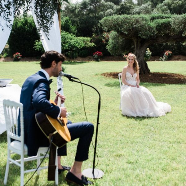 morceau de guitare mariage au domaine de galoupet photos prise par julien Boyer photographe professionnel fine art