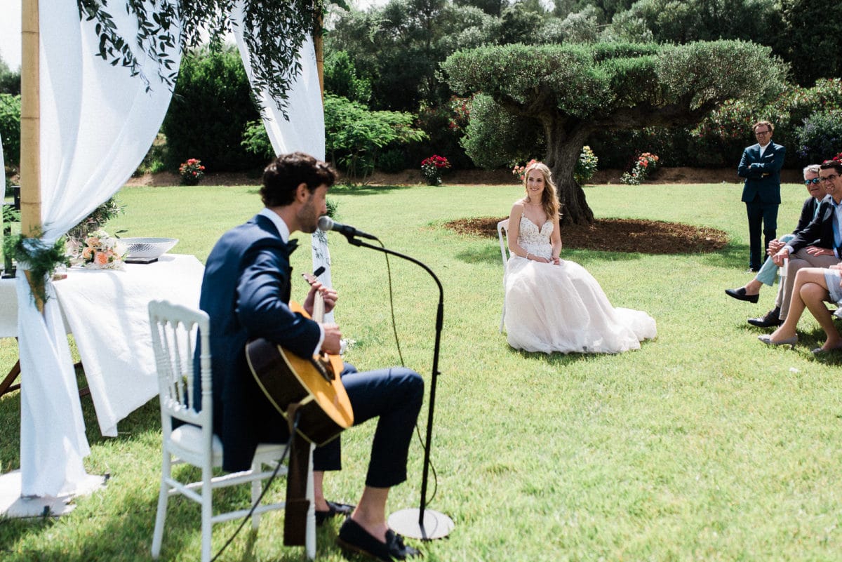 morceau de guitare mariage au domaine de galoupet photos prise par julien Boyer photographe professionnel fine art