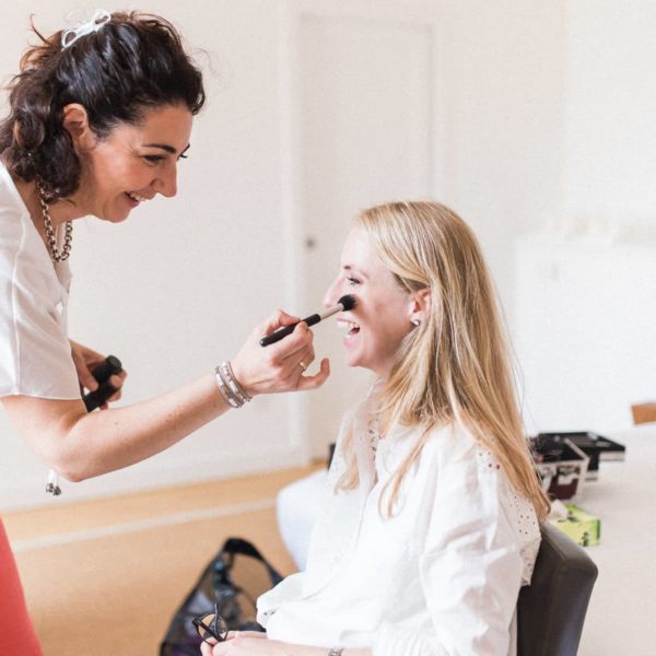 makeup sourire preparatif de mariage par pixaile photography photographe de mariage professionnel proche de bordeaux