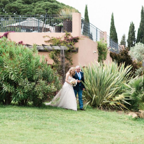 mariee arrivant avec son papa ceremonie laique au domaine de Galoupet photographe de mariage par Pixaile Photography