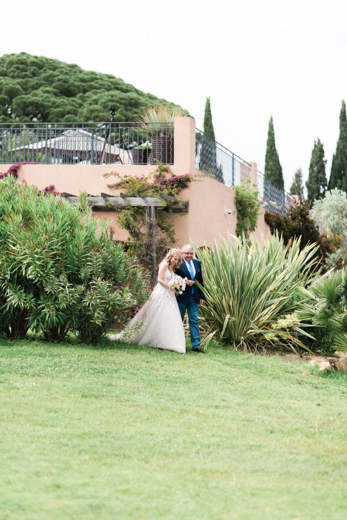 mariee arrivant avec son papa ceremonie laique au domaine de Galoupet photographe de mariage par Pixaile Photography