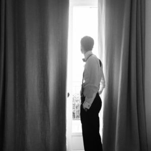 regard extérieur marié photographe de mariage par Pixaile Photography en Gironde