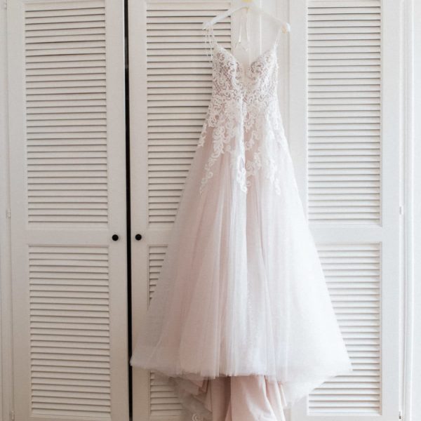 details robe de mariée dans une chambre au domaine de galoupet photographe de mariage par Julien boyer chez Pixaile Photography