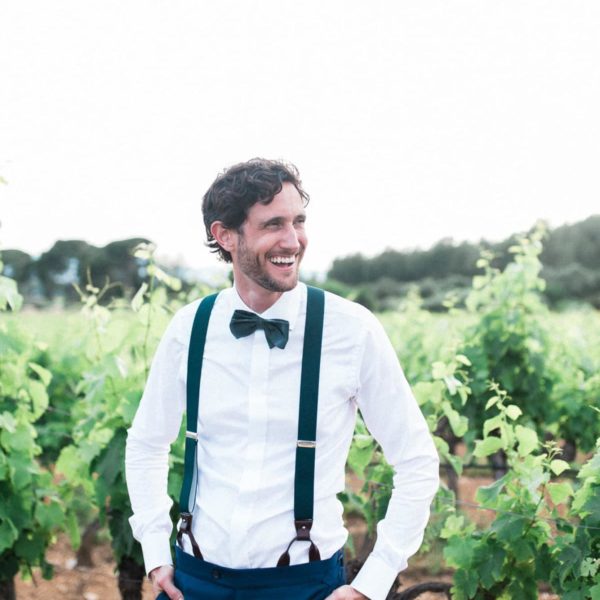 sourire du marié au chateau pape clement en gironde proche de Bordeaux par Pixaile photography qui est un photographe professionnel de mariage