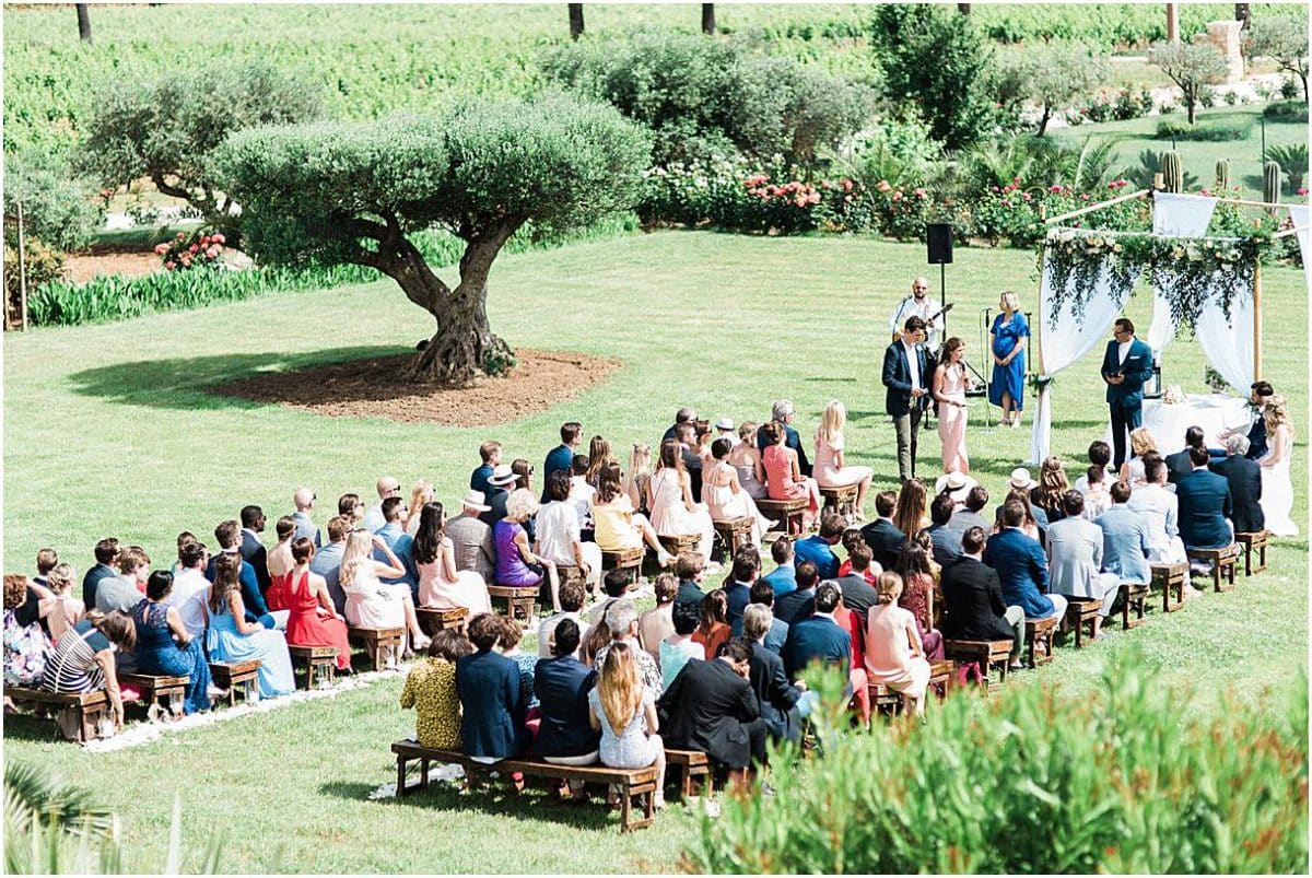 ceremonie laïque: discours d'un témoins lors d'une cérémonie laïque à l'américaine en Provence sur la Côte d'Azur dans le sud de la France