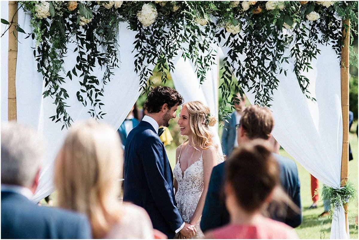 rituel du sable lors d'une cérémonie laïque en Provence sur la Côte d'Azur dans le sud de la france par un photographe professionnel de mariage en france Pixaile photography