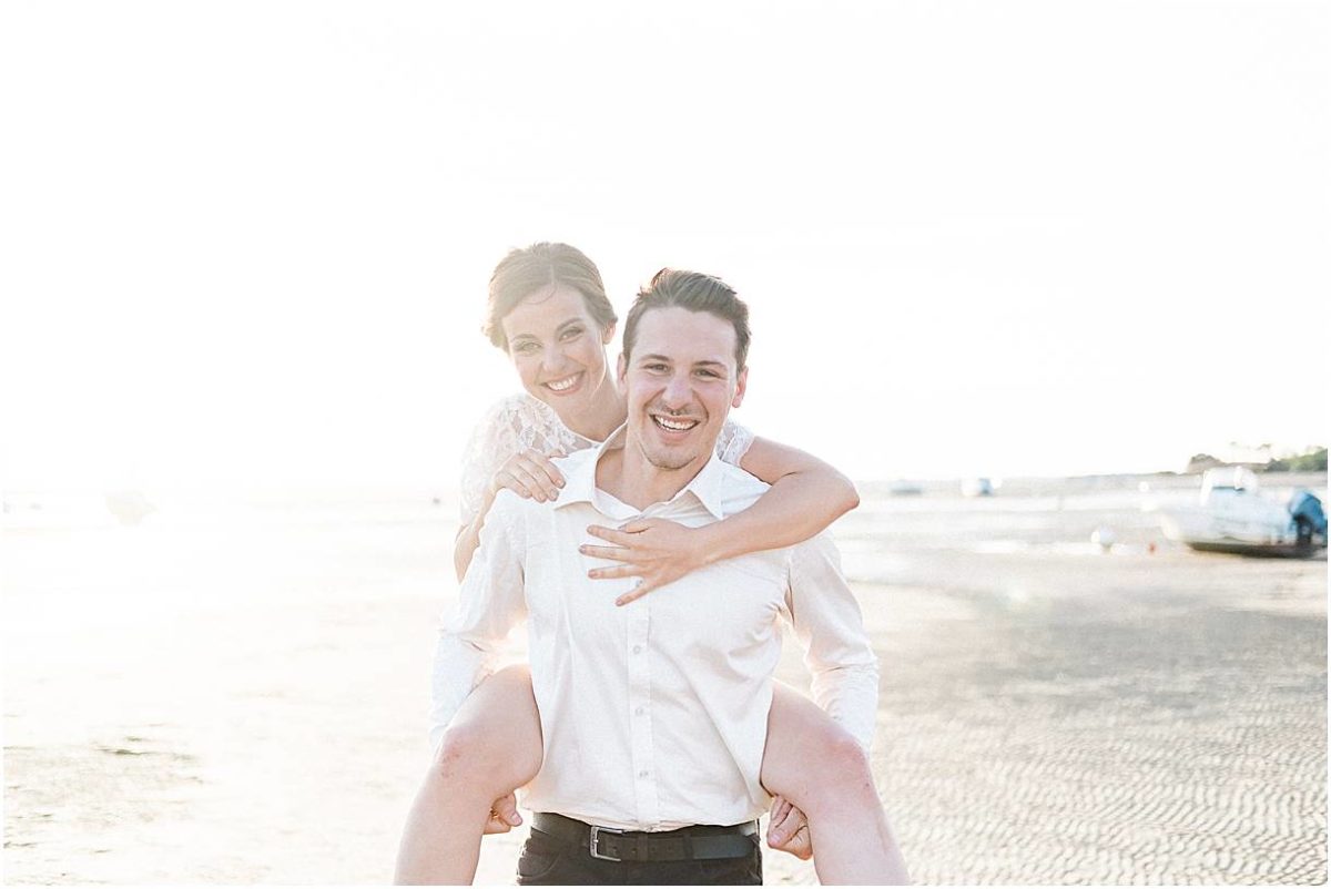 photographe de mariage professionnel Lors d'une séance couple au bord du Bassin d'Arcachon à Lanton en Gironde