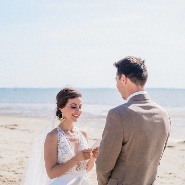 mariage a la villa la Tosca sur le thème émeraude et moutarde lors d'une cérémonie laïque au bord du Bassin d'Arcachon sur la plage de Taussat photos prise par pixaile photography photographe de mariage en provence