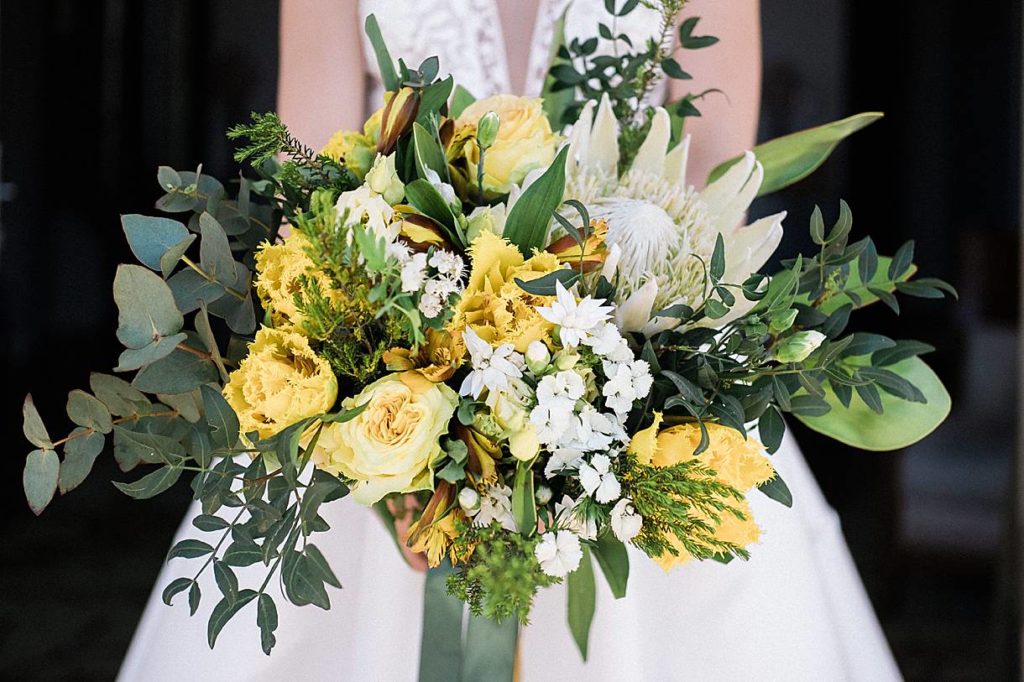 bouquet de mariage a la villa la Tosca sur le bassin d'arcachon en gironde par atelier septembre fleuriste photos prise par pixaile photography photographe de mariage en gironde