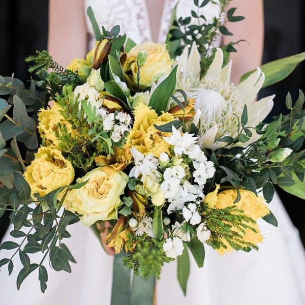 bouquet de mariage a la villa la Tosca sur le bassin d'arcachon en gironde par atelier septembre fleuriste photos prise par pixaile photography photographe de mariage en gironde