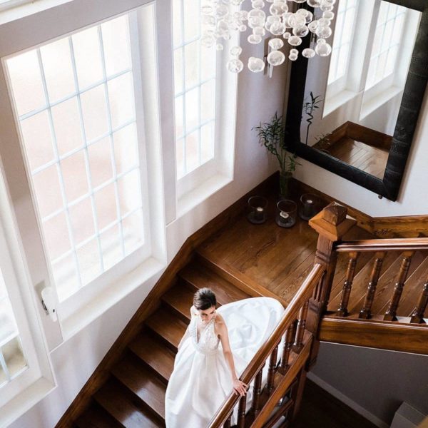 descente des escalier a la villa la Tosca lors d'un mariage émeraude et moutarde photos réalisé par pixaile photography photographe de mariage en gironde
