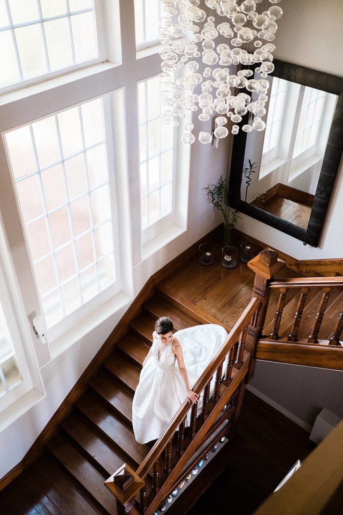 descente des escalier a la villa la Tosca lors d'un mariage émeraude et moutarde photos réalisé par pixaile photography photographe de mariage en gironde