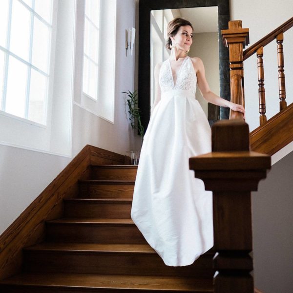 descente des escalier a la villa la Tosca lors d'un mariage émeraude et moutarde photos réalisé par pixaile photography photographe de mariage en gironde