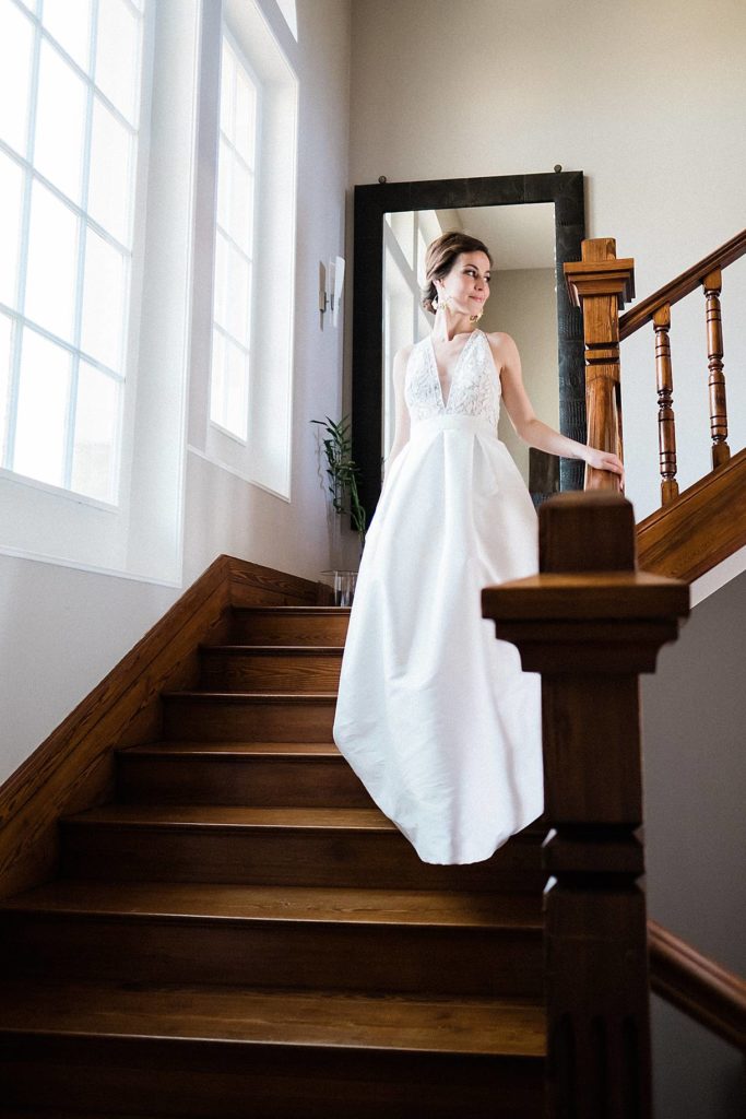 descente des escalier a la villa la Tosca lors d'un mariage émeraude et moutarde photos réalisé par pixaile photography photographe de mariage en gironde