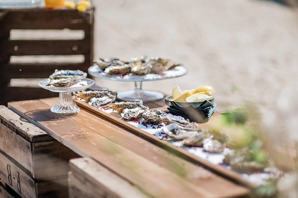 Bar a huitre sur le thème émeraude et moutarde a la villa la Tosca du cote de Arcachon photos prise par pixaile photography photographe de mariage en gironde