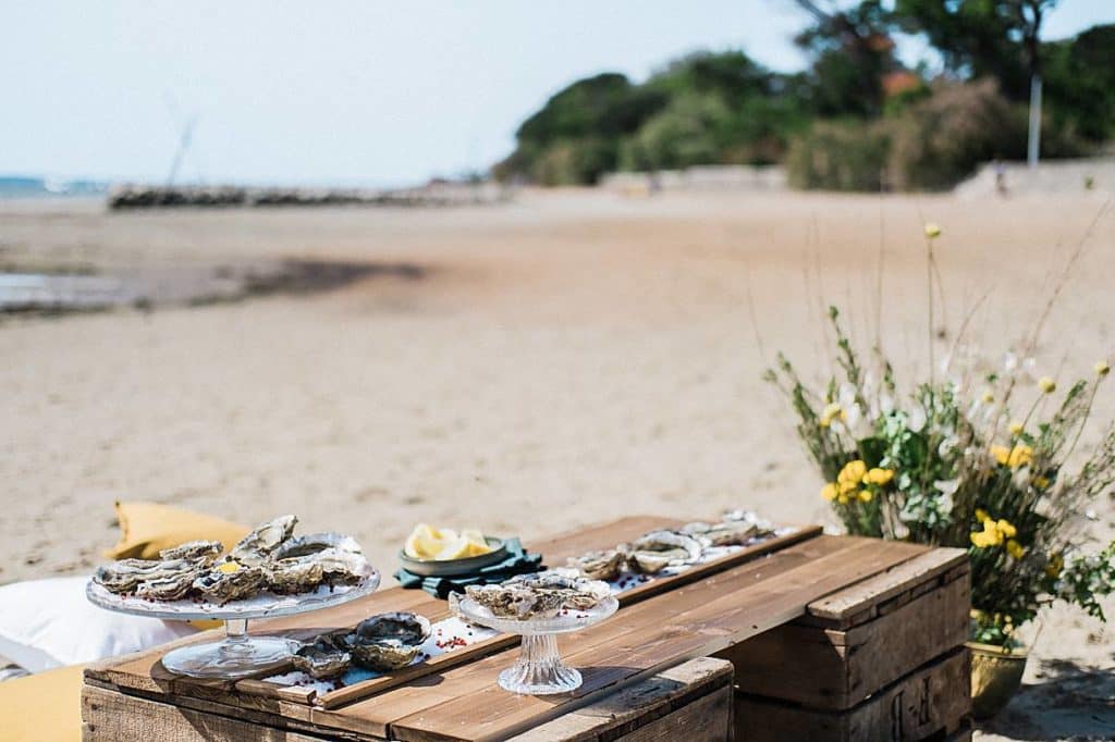 plateau d'huitre sur le thème émeraude et moutarde a la villa la Tosca du cote de Arcachon photos prise par pixaile photography photographe de mariage en gironde