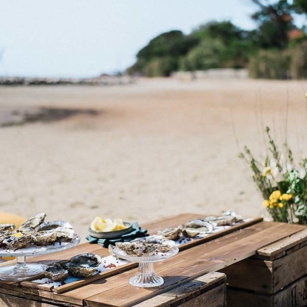 plateau d'huitre sur le thème émeraude et moutarde a la villa la Tosca du cote de Arcachon photos prise par pixaile photography photographe de mariage en gironde