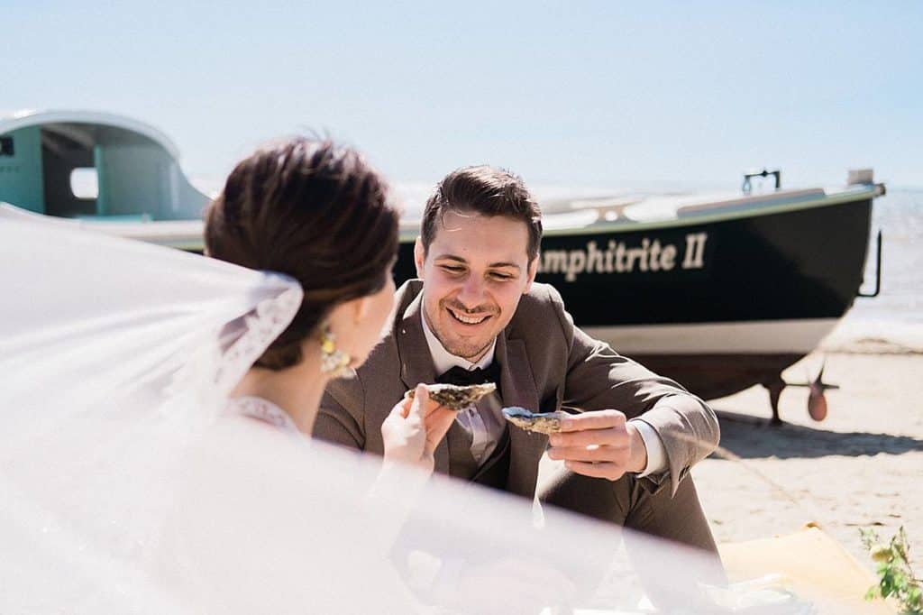 mariage avec un plateau d'huitre a la villa la Tosca sur le Bassin d'Arcachon a Taussat photos prise par pixaile photography photographe de mariage en gironde