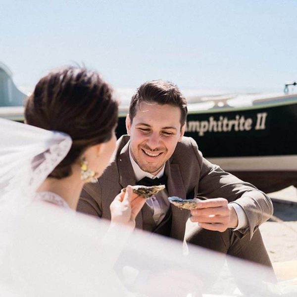 mariage avec un plateau d'huitre a la villa la Tosca sur le Bassin d'Arcachon a Taussat photos prise par pixaile photography photographe de mariage en gironde