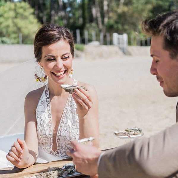 mariage avec un plateau d'huitre a la villa la Tosca sur le Bassin d'Arcachon a Taussat photos prise par pixaile photography photographe de mariage en gironde