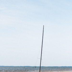 photos d'un bateau échoué au bord du Bassin d'Arcachon lors d'un mariage a la villa la Tosca photos prise par pixaile photography photographe de mariage en gironde