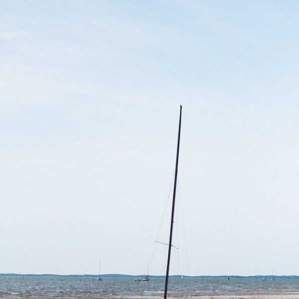 photos d'un bateau échoué au bord du Bassin d'Arcachon lors d'un mariage a la villa la Tosca photos prise par pixaile photography photographe de mariage en gironde