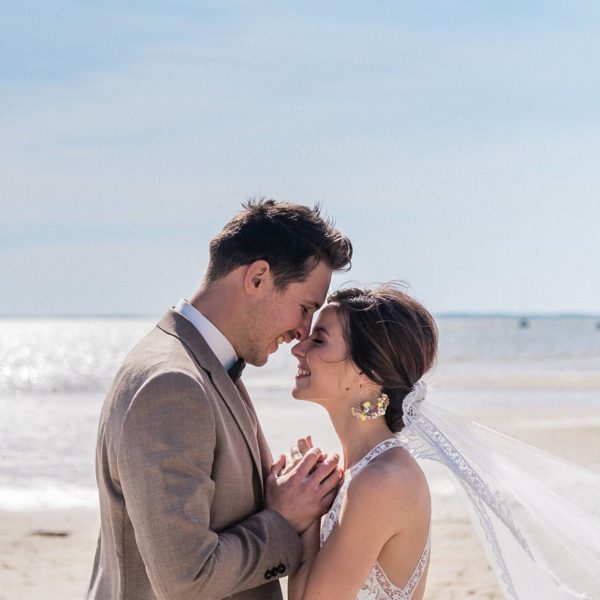 mariage a la villa la Tosca sur le thème émeraude et moutarde lors d'une cérémonie laïque au bord du Bassin d'Arcachon sur la plage de Taussat photos prise par pixaile photography photographe de mariage en provence