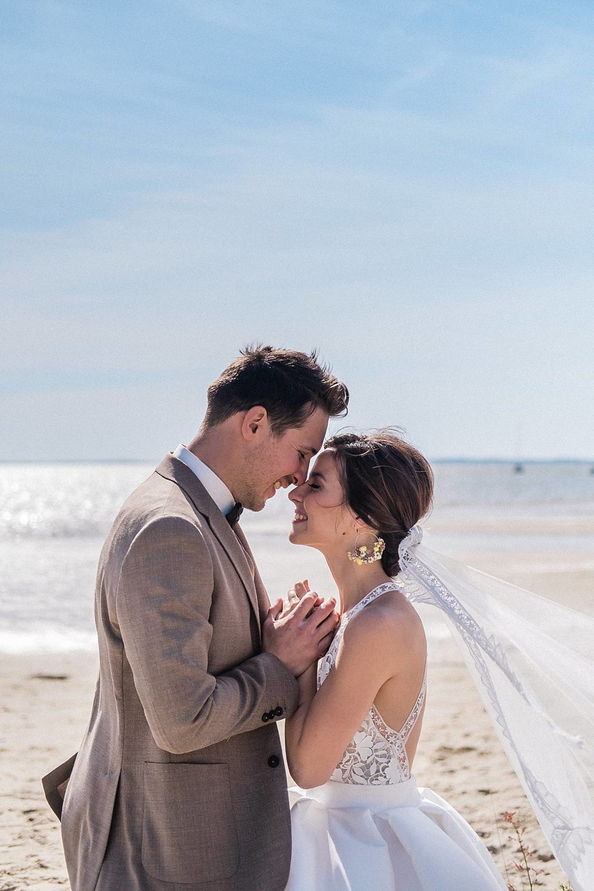 mariage a la villa la Tosca sur le thème émeraude et moutarde lors d'une cérémonie laïque au bord du Bassin d'Arcachon sur la plage de Taussat photos prise par pixaile photography photographe de mariage en provence