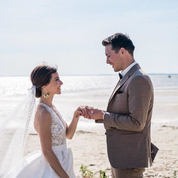 mariage a la villa la Tosca sur le thème émeraude et moutarde lors d'une cérémonie laïque au bord du Bassin d'Arcachon sur la plage de Taussat photos prise par pixaile photography photographe de mariage en provence