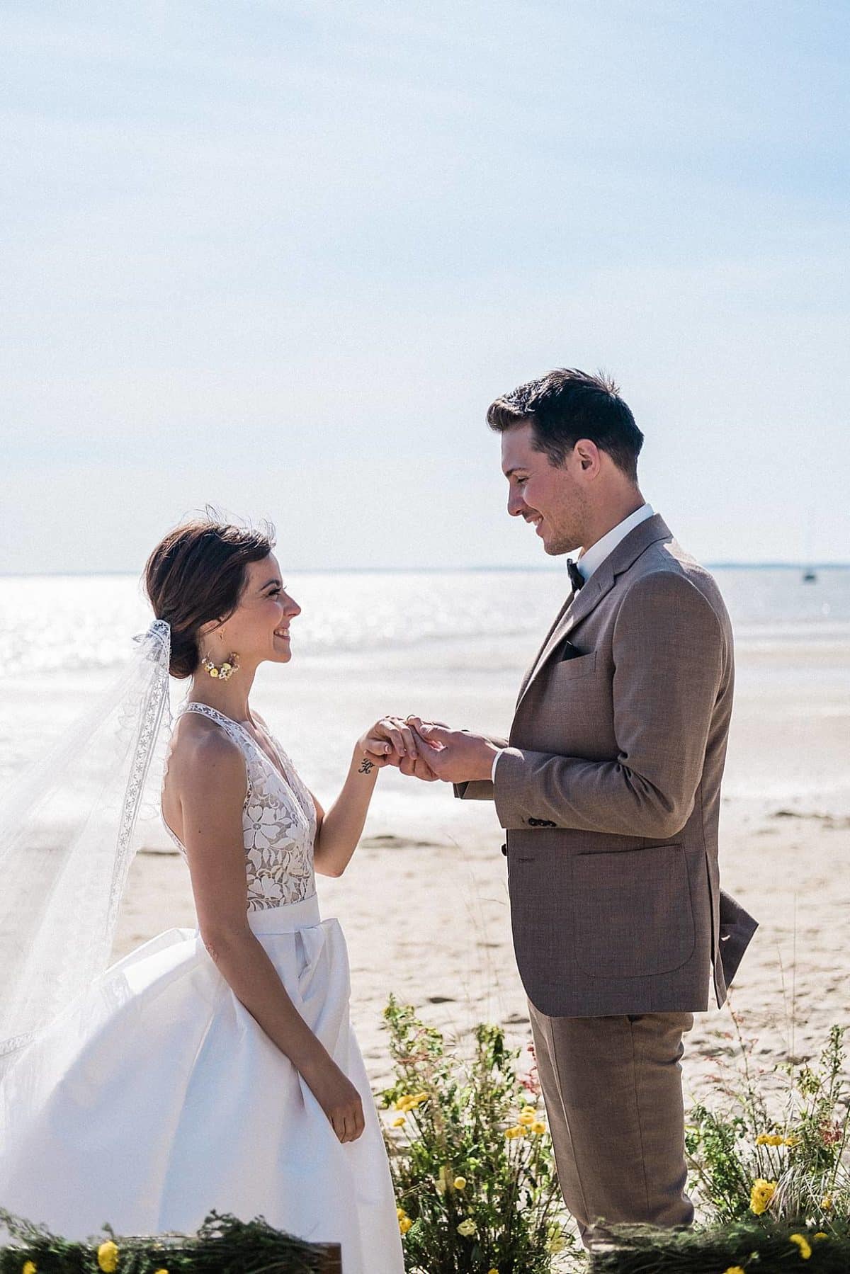 mariage a la villa la Tosca sur le thème émeraude et moutarde lors d'une cérémonie laïque au bord du Bassin d'Arcachon sur la plage de Taussat photos prise par pixaile photography photographe de mariage en provence