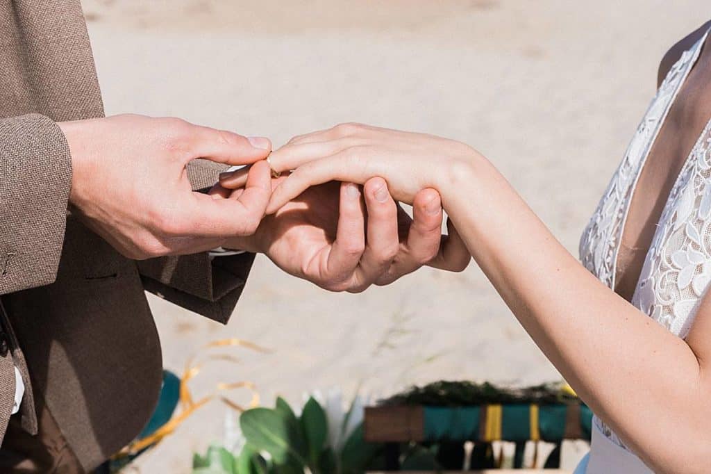 mariage avec la bague au doigt a la villa la Tosca au bord du Bassin d'Arcachon dans le département de la gironde photos prise par pixaile photography photographe de mariage en Provence