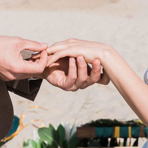 mariage avec la bague au doigt a la villa la Tosca au bord du Bassin d'Arcachon dans le département de la gironde photos prise par pixaile photography photographe de mariage en Provence