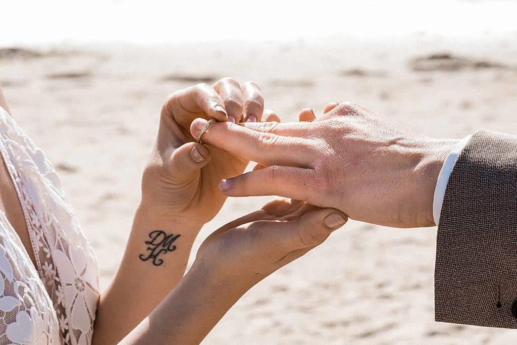 mariage avec la bague au doigt a la villa la Tosca au bord du Bassin d'Arcachon dans le département de la gironde photos prise par pixaile photography photographe de mariage en Provence