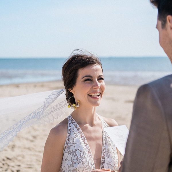 mariage a la villa la Tosca sur le thème émeraude et moutarde lors d'une cérémonie laïque au bord du Bassin d'Arcachon sur la plage de Taussat photos prise par pixaile photography photographe de mariage en provence