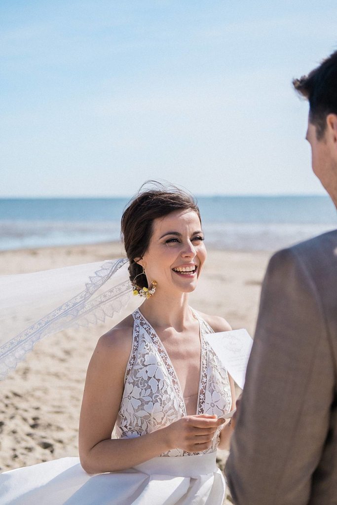 mariage a la villa la Tosca sur le thème émeraude et moutarde lors d'une cérémonie laïque au bord du Bassin d'Arcachon sur la plage de Taussat photos prise par pixaile photography photographe de mariage en provence