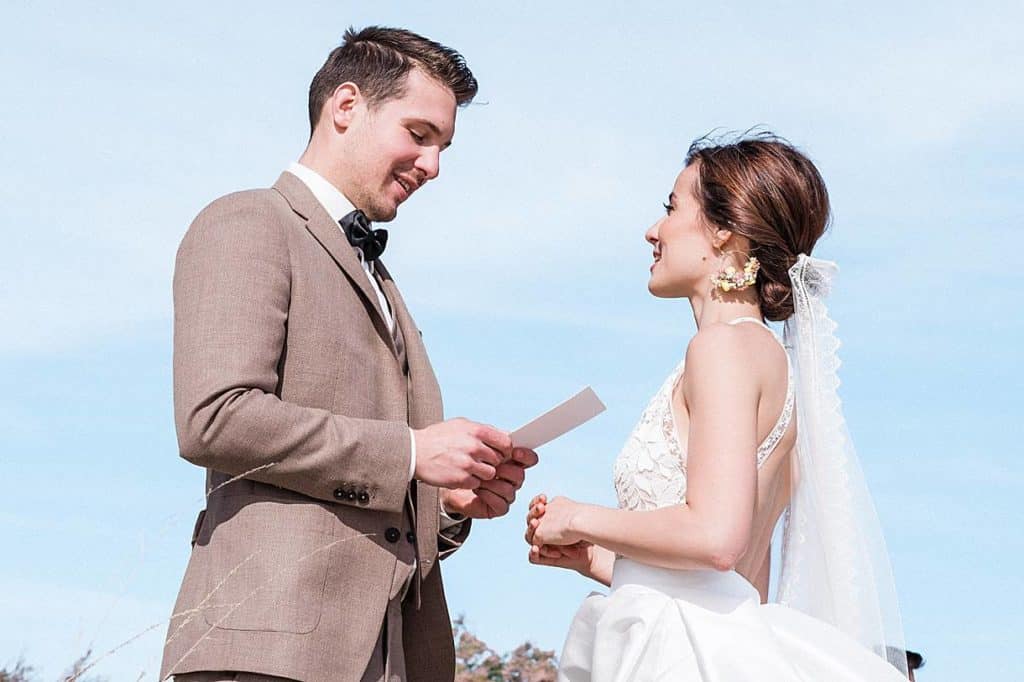 mariage a la villa la Tosca sur le thème émeraude et moutarde lors d'une cérémonie laïque au bord du Bassin d'Arcachon sur la plage de Taussat photos prise par pixaile photography photographe de mariage en provence