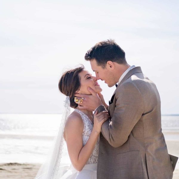 mariage a la villa la Tosca sur le thème émeraude et moutarde lors d'une cérémonie laïque au bord du Bassin d'Arcachon sur la plage de Taussat photos prise par pixaile photography photographe de mariage en provence