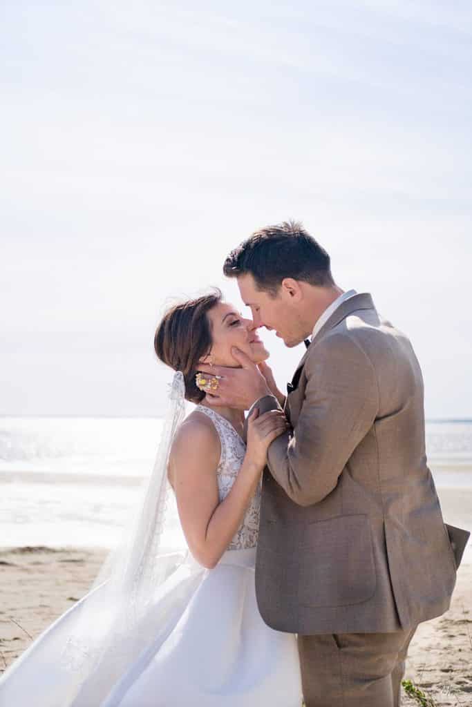 mariage a la villa la Tosca sur le thème émeraude et moutarde lors d'une cérémonie laïque au bord du Bassin d'Arcachon sur la plage de Taussat photos prise par pixaile photography photographe de mariage en provence