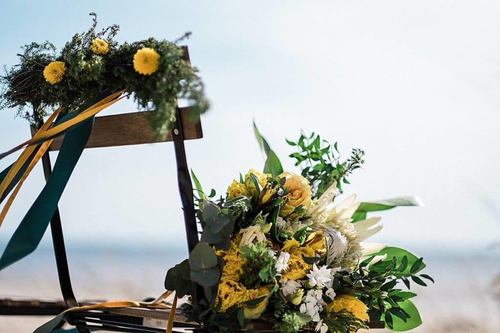 mariage a la villa la Tosca sur le thème émeraude et moutarde lors d'une cérémonie laïque au bord du Bassin d'Arcachon sur la plage de Taussat photos prise par pixaile photography photographe de mariage en provence
