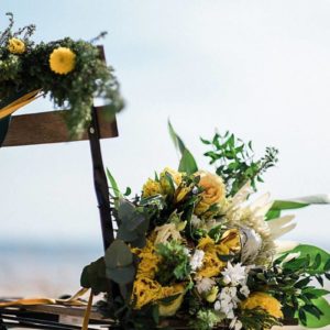 mariage a la villa la Tosca sur le thème émeraude et moutarde lors d'une cérémonie laïque au bord du Bassin d'Arcachon sur la plage de Taussat photos prise par pixaile photography photographe de mariage en provence