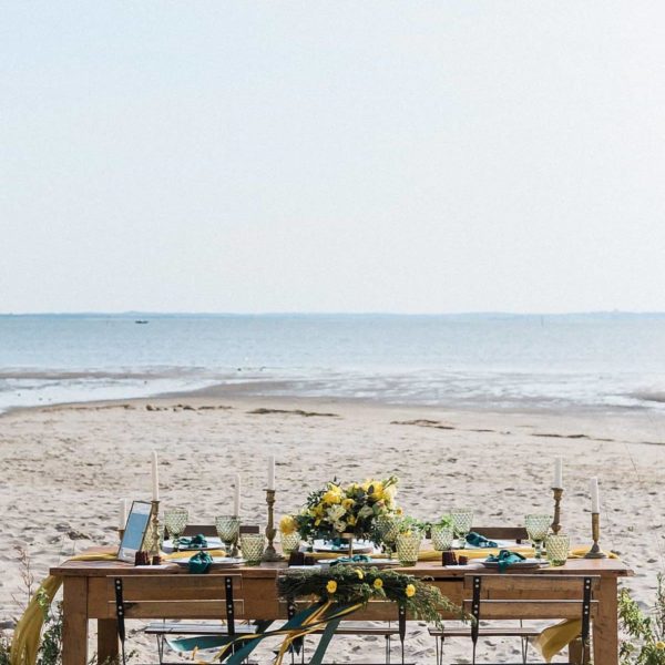 mariage sur le thème moutarde et émeraude a la villa la Tosca sur une table bien décoré par le grenier de mon coeur photos prise par pixaile photography photographe de mariage en gironde