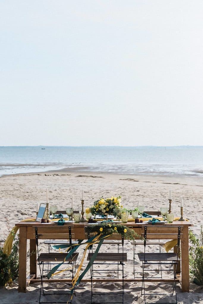 mariage sur le thème moutarde et émeraude a la villa la Tosca sur une table bien décoré par le grenier de mon coeur photos prise par pixaile photography photographe de mariage en gironde