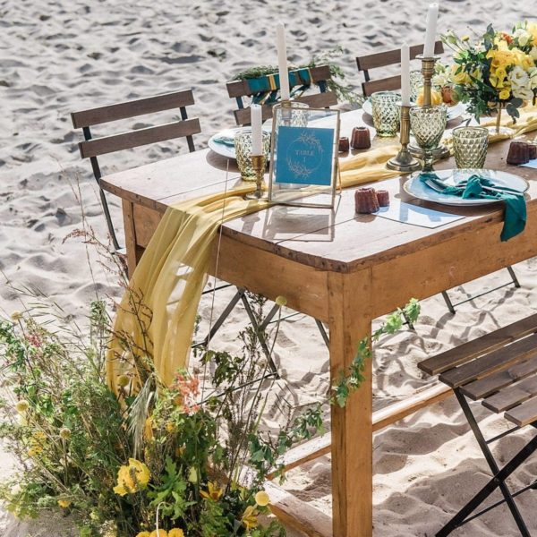 mariage sur le thème moutarde et émeraude a la villa la Tosca sur une table bien décoré par le grenier de mon coeur photos prise par pixaile photography photographe de mariage en gironde