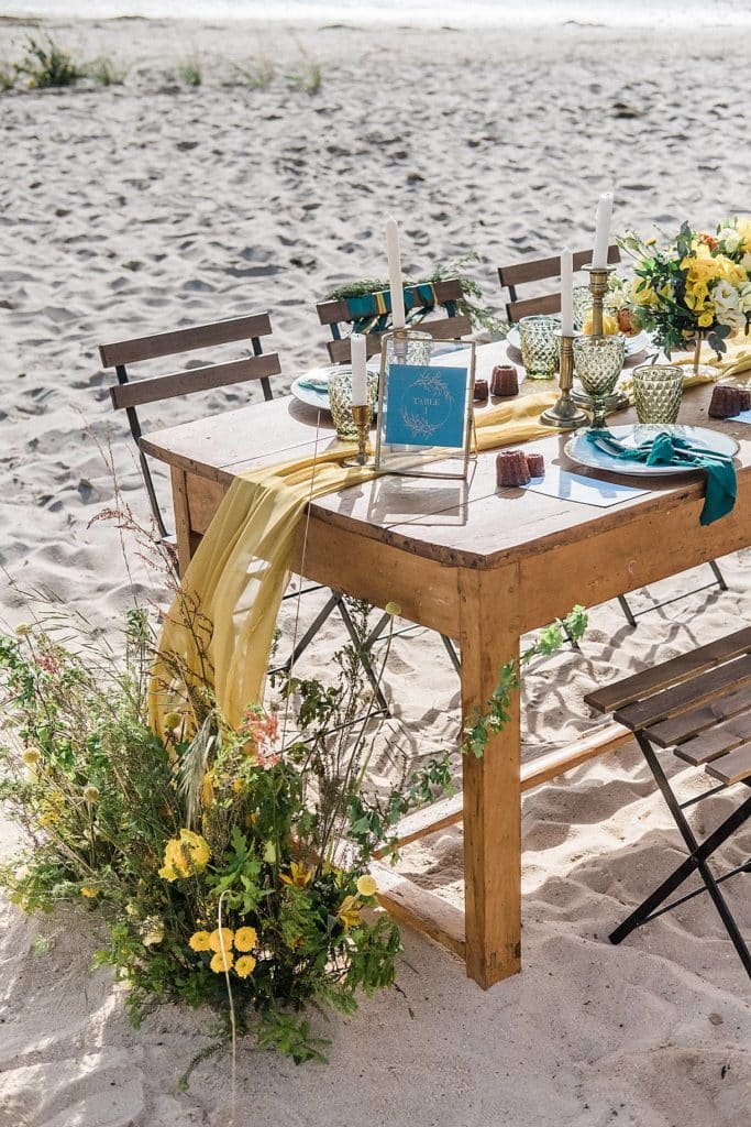 mariage sur le thème moutarde et émeraude a la villa la Tosca sur une table bien décoré par le grenier de mon coeur photos prise par pixaile photography photographe de mariage en gironde